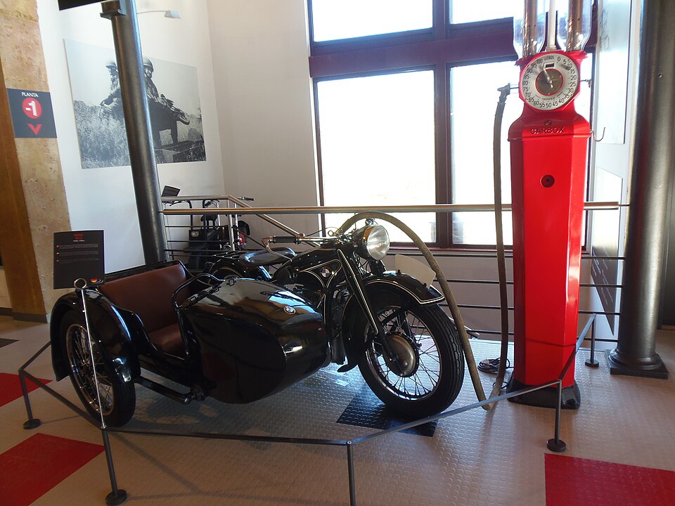 Commons — BMW R12 histórica, motor e garfo