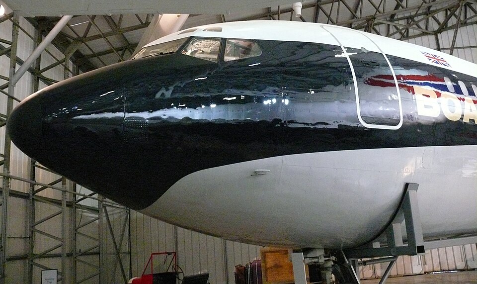 Wikimedia Commons — Boeing 707 de museu: cockpit e fuselagem