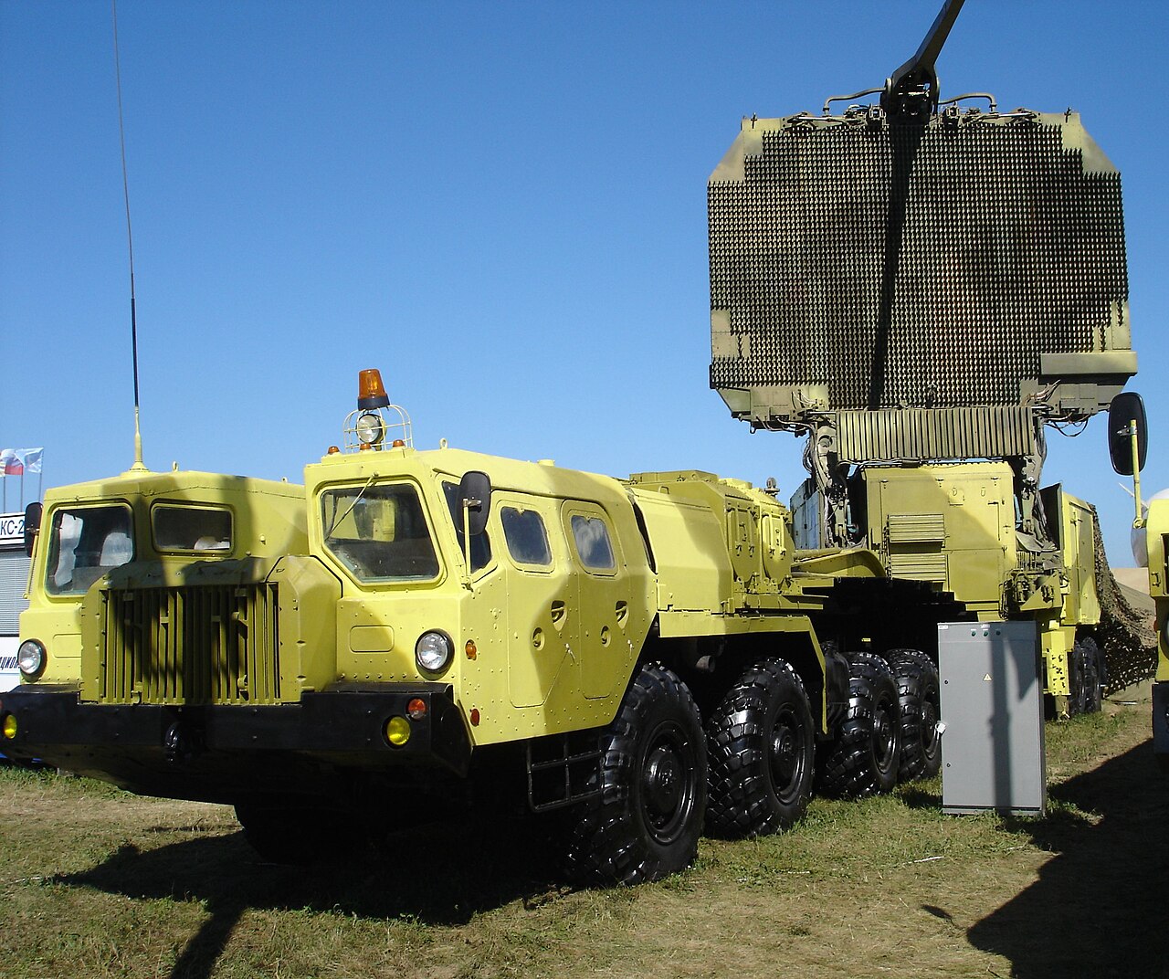 Wikimedia Commons — MAZ-7410 e subvariantes
